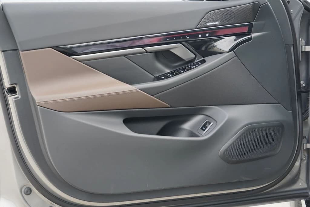 BMW 5 Series 550e xDrive Sedan 2027 — side view