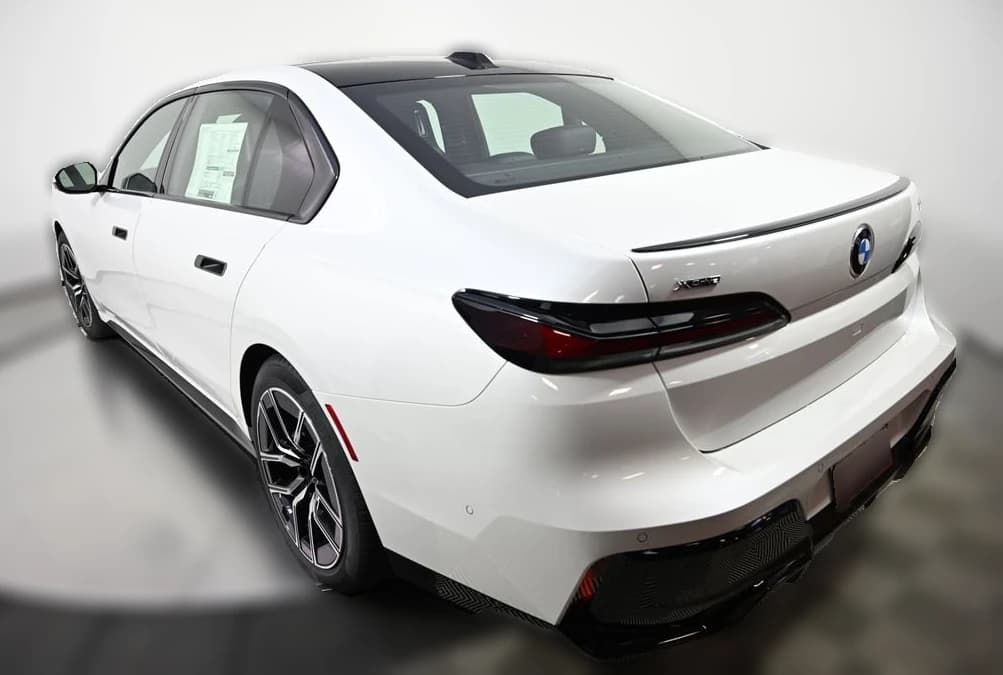 BMW 7 Series 740i xDrive Sedan 2026 — side view