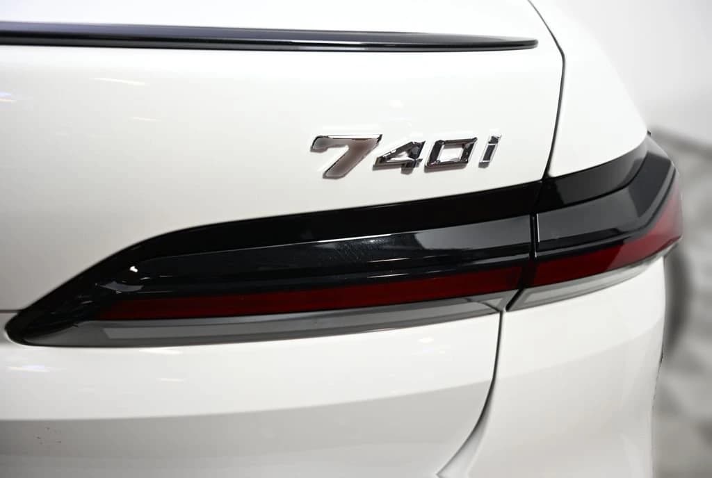 BMW 7 Series 740i xDrive Sedan 2026 — side view