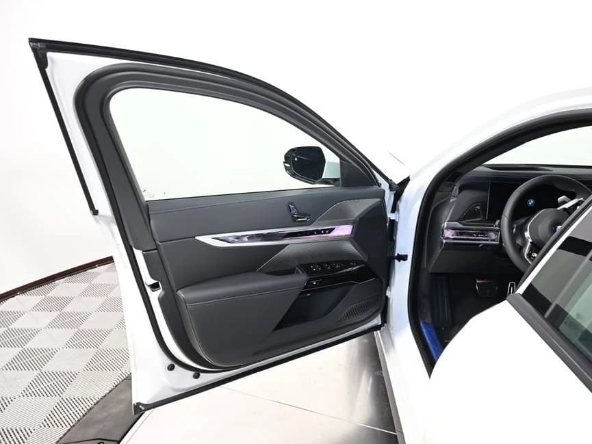 BMW 7 Series 740i xDrive Sedan 2026 — side view