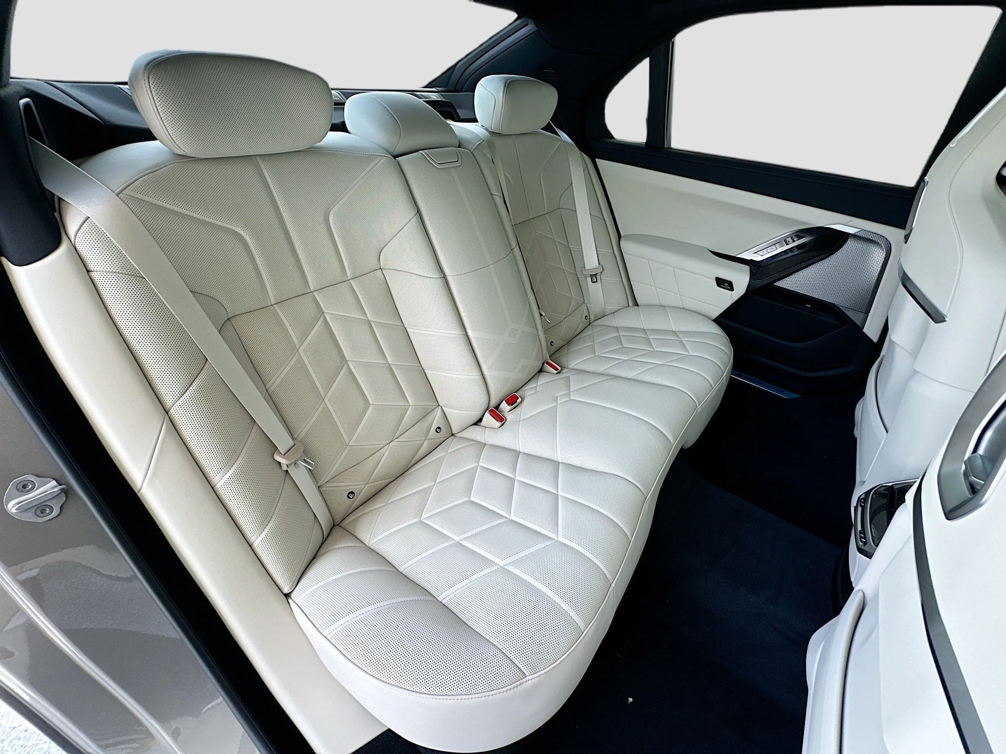 BMW 7 Series 750e xDrive Plug-In Hybrid 2026 — side view