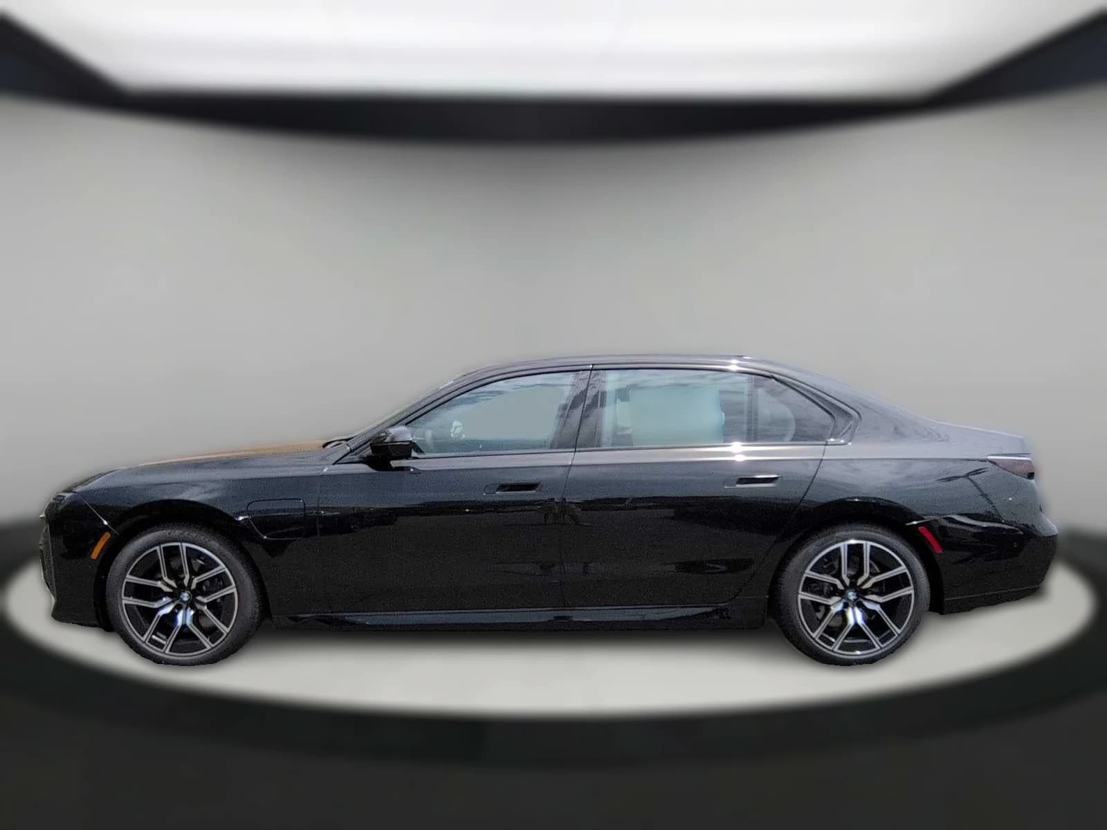 BMW 7 Series 750e xDrive Plug-In Hybrid 2026 — side view