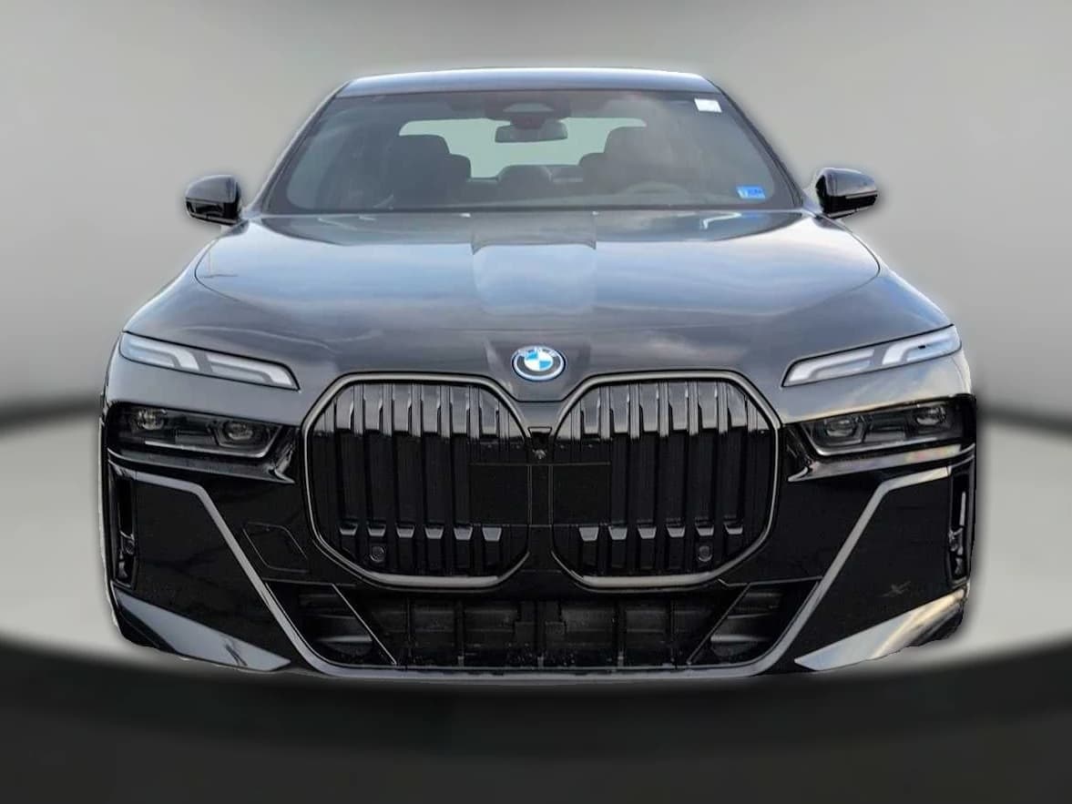 BMW 7 Series 750e xDrive Plug-In Hybrid 2026 — side view