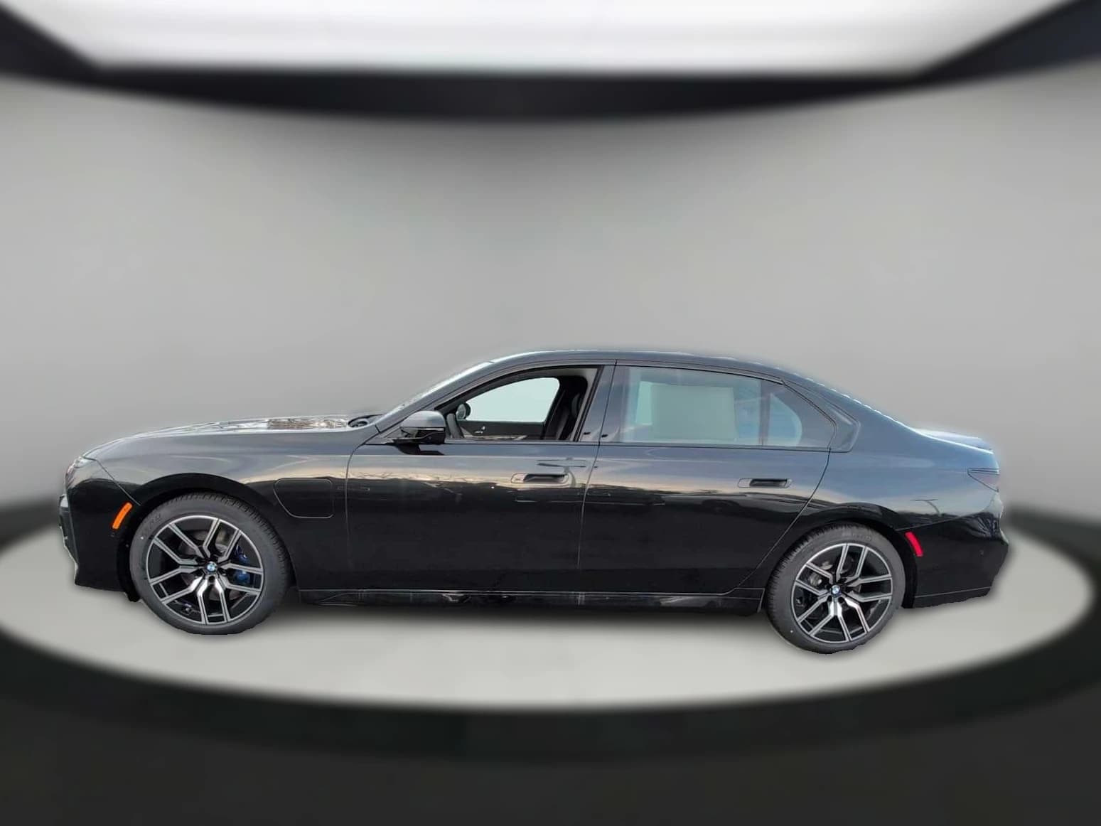 BMW 7 Series 750e xDrive Plug-In Hybrid 2026 — side view
