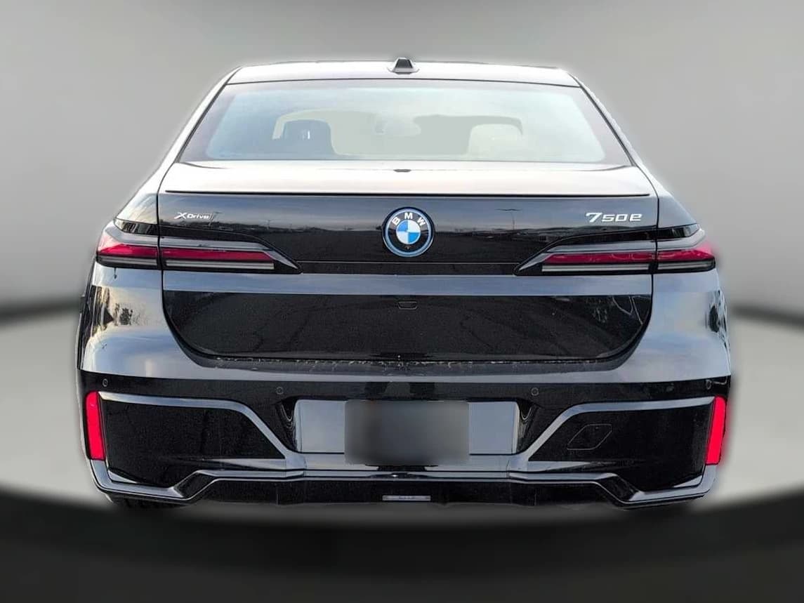 BMW 7 Series 750e xDrive Plug-In Hybrid 2026 — side view