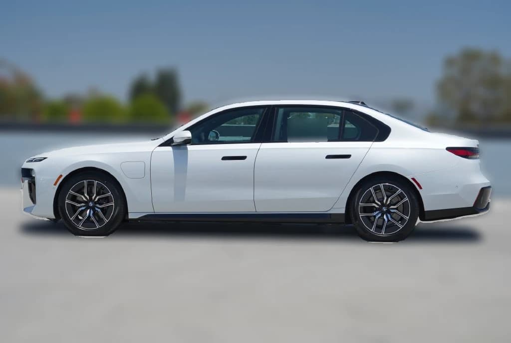 BMW 7 Series 750e xDrive Plug-In Hybrid 2026 — side view