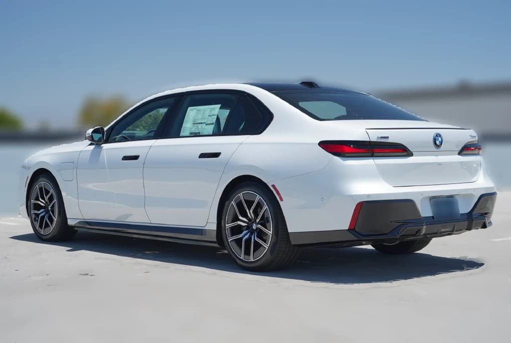 BMW 7 Series 750e xDrive Plug-In Hybrid 2026 — side view