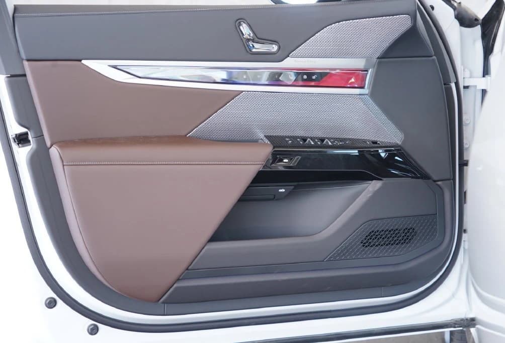 BMW 7 Series 750e xDrive Plug-In Hybrid 2026 — side view