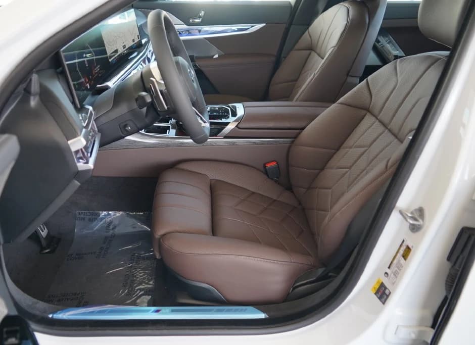 BMW 7 Series 750e xDrive Plug-In Hybrid 2026 — side view