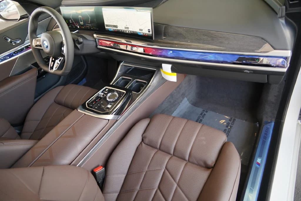 BMW 7 Series 750e xDrive Plug-In Hybrid 2026 — side view