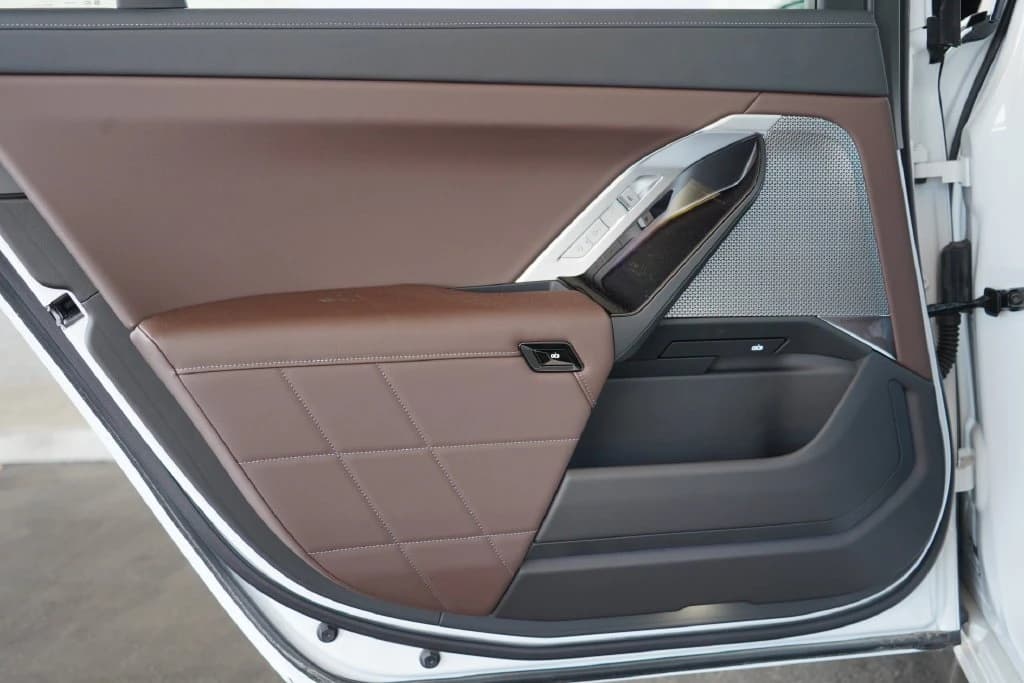 BMW 7 Series 750e xDrive Plug-In Hybrid 2026 — side view