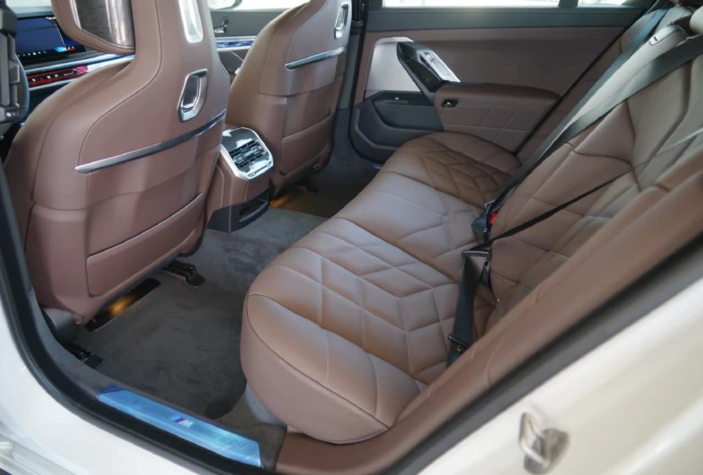 BMW 7 Series 750e xDrive Plug-In Hybrid 2026 — side view