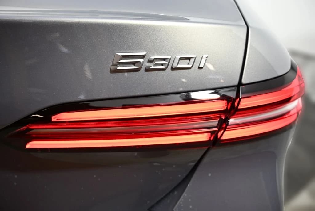 BMW 5 Series 530i xDrive Sedan 2026 — side view