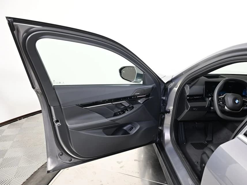BMW 5 Series 530i xDrive Sedan 2026 — side view