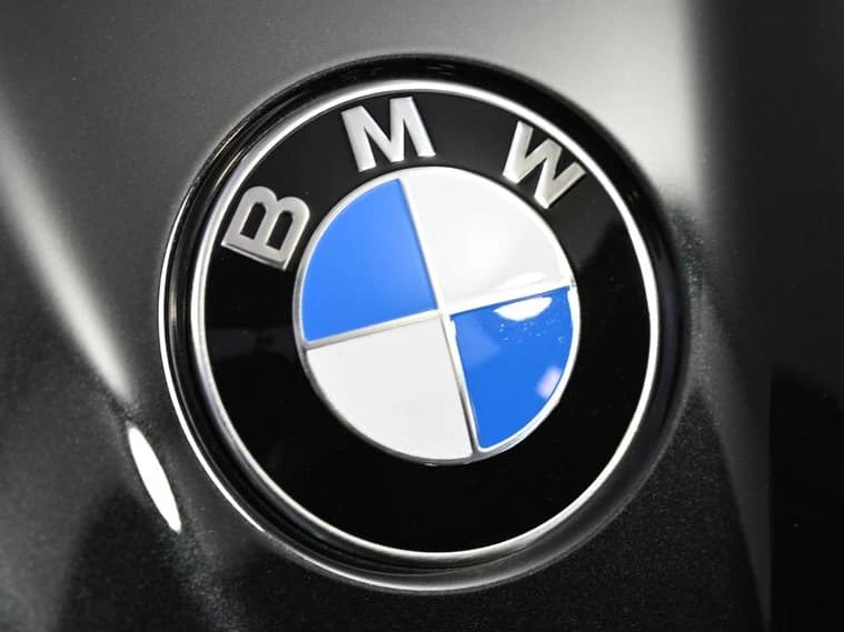BMW 5 Series 530i xDrive Sedan 2027 — side view