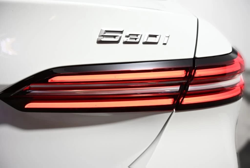 BMW 5 Series 530i xDrive Sedan 2026 — side view