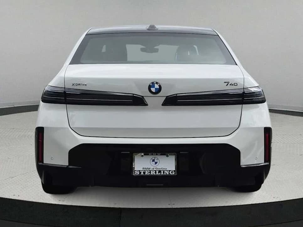 BMW 7 Series 740i xDrive Sedan 2027 — side view