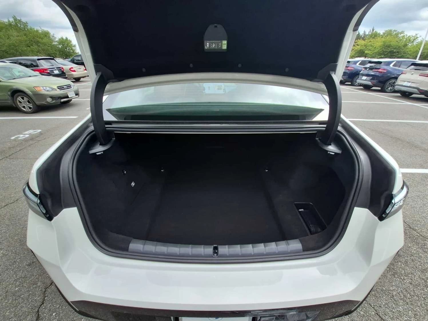BMW 7 Series 740i xDrive Sedan 2027 — side view