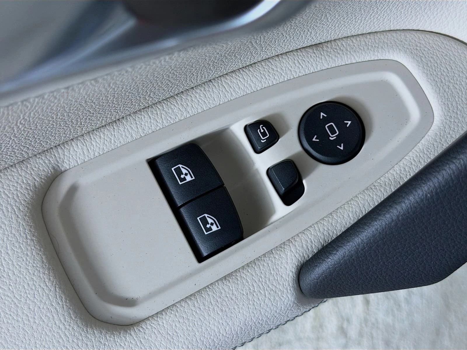 BMW Z4 sDrive30i Roadster 2026 — side view