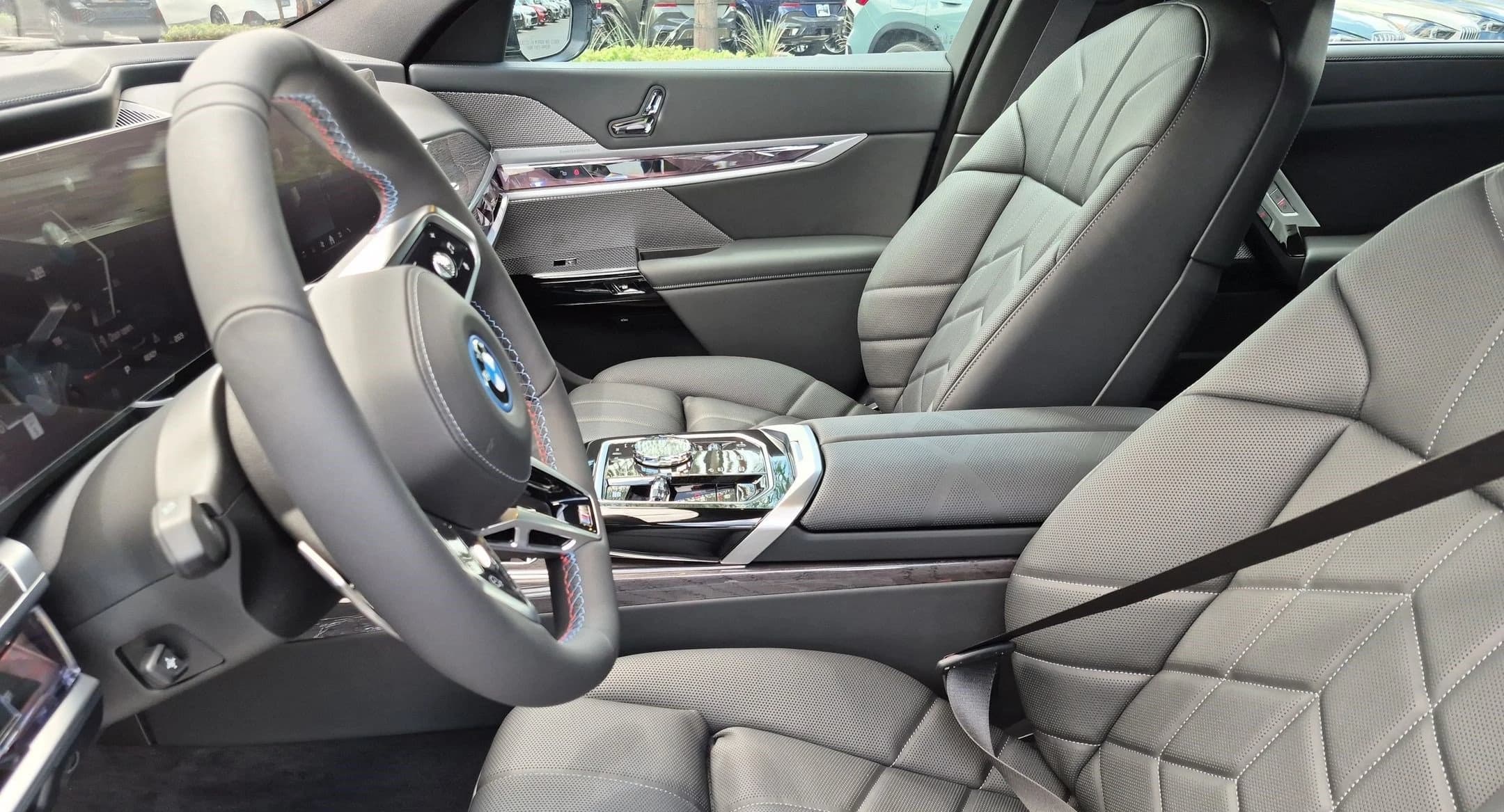 BMW i7 M70 Sedan 2026 — side view