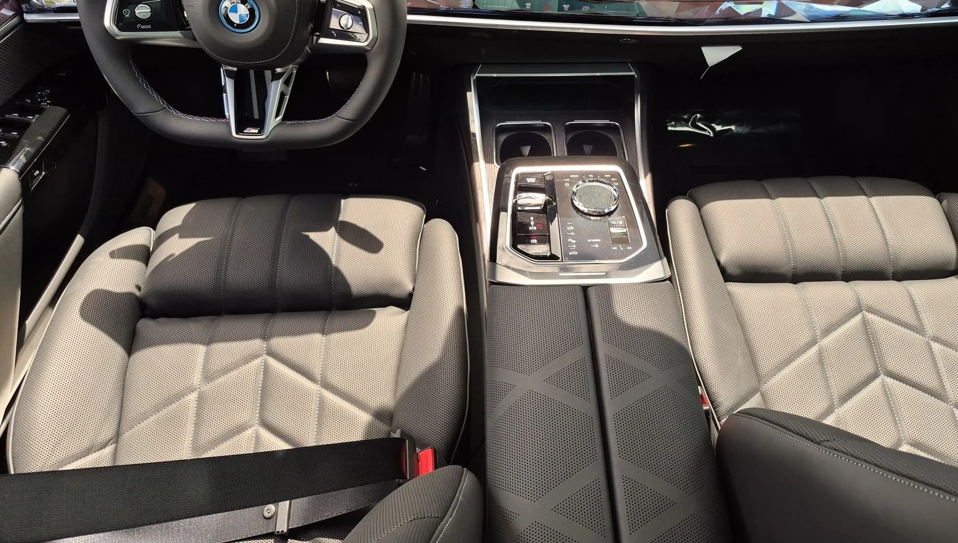 BMW i7 M70 Sedan 2026 — side view