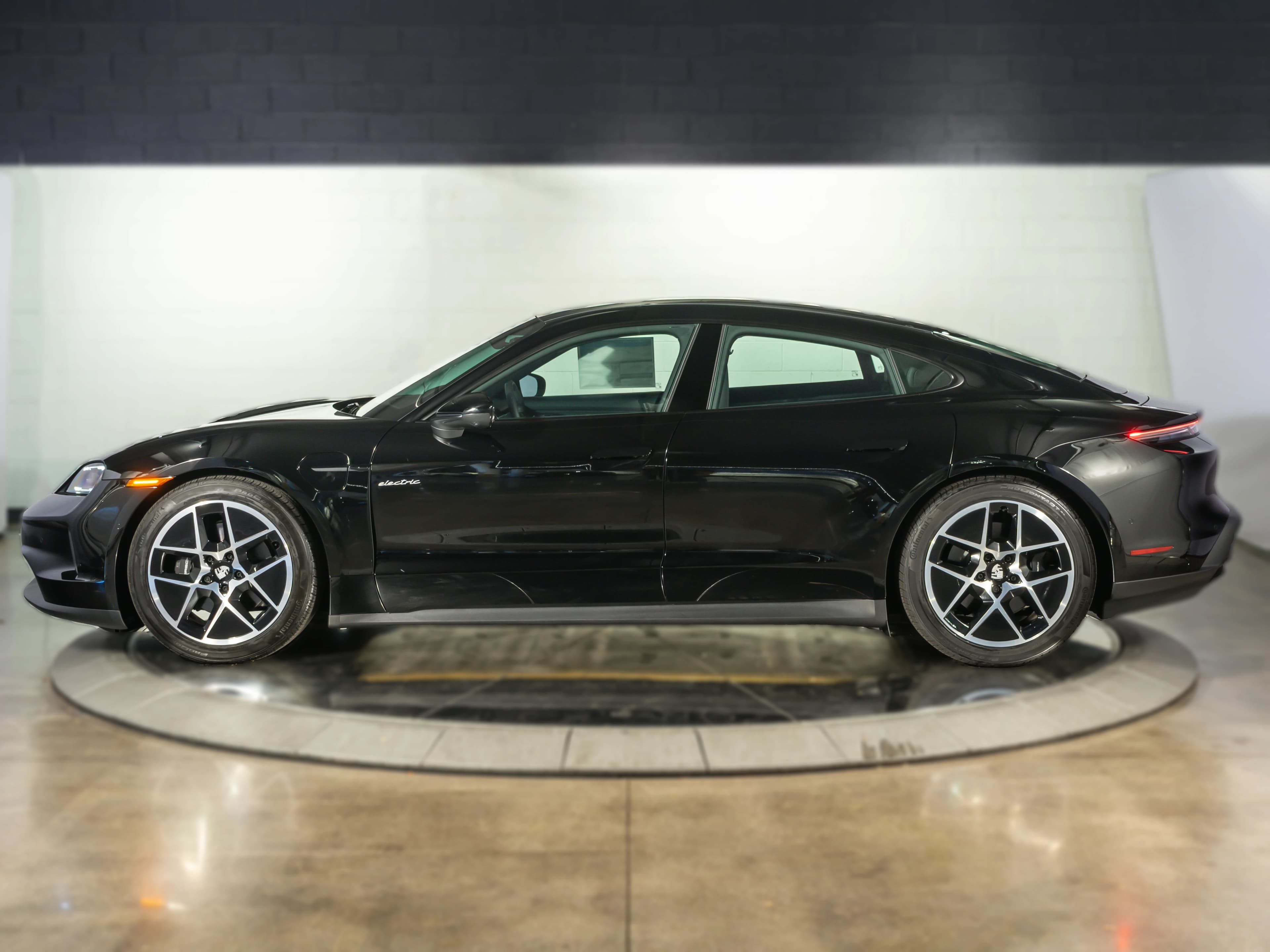 Porsche Taycan 4 AWD 2026 — side view