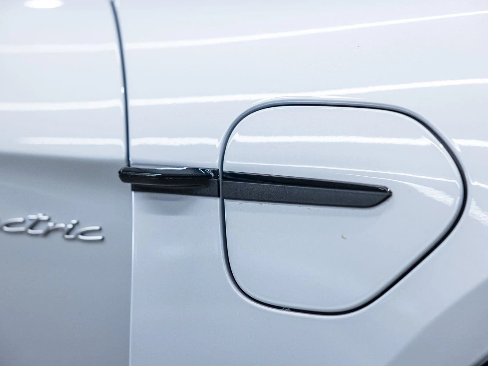 Porsche Taycan 4 AWD 2026 — side view