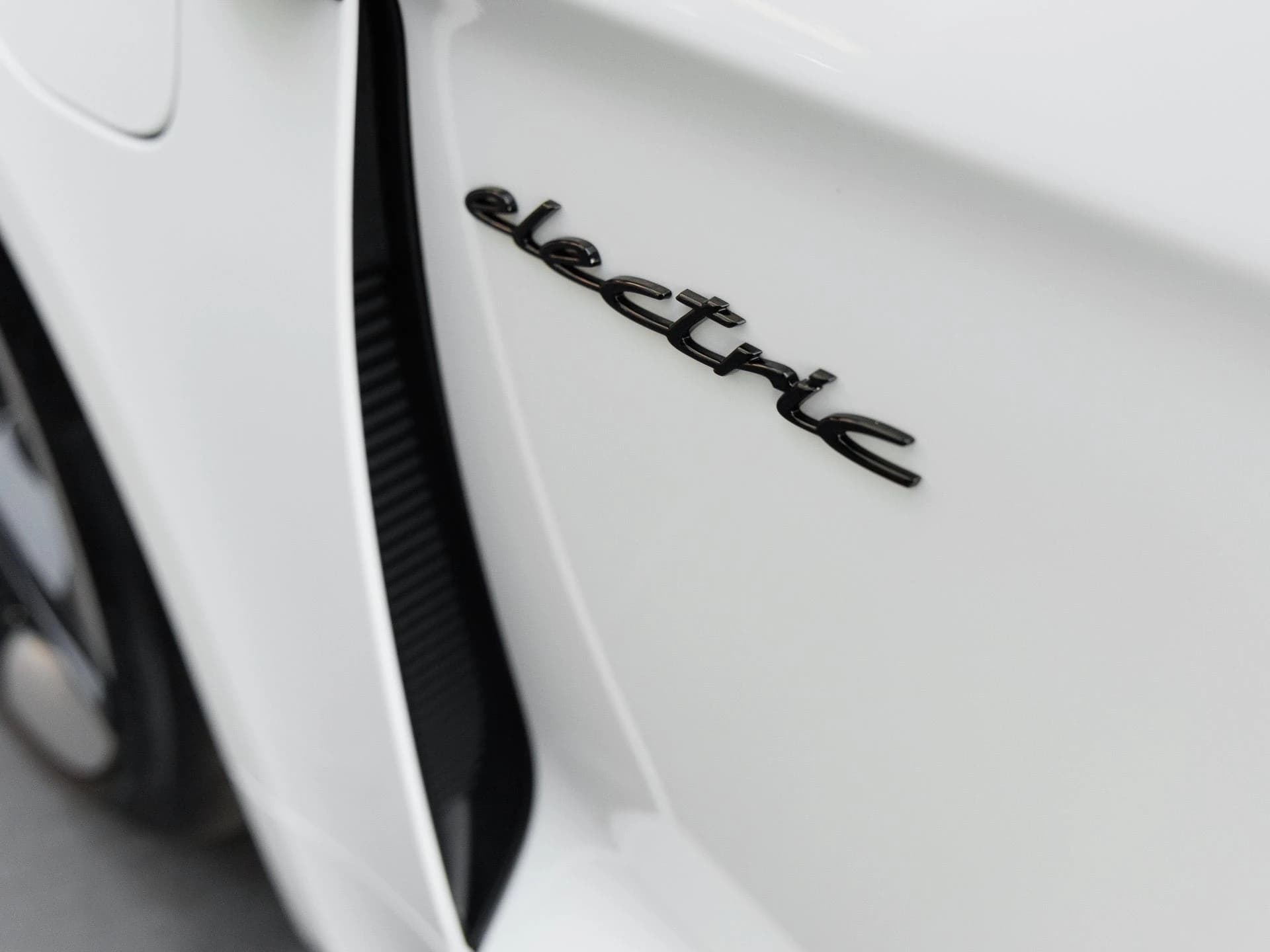 Porsche Taycan 4 AWD 2026 — side view