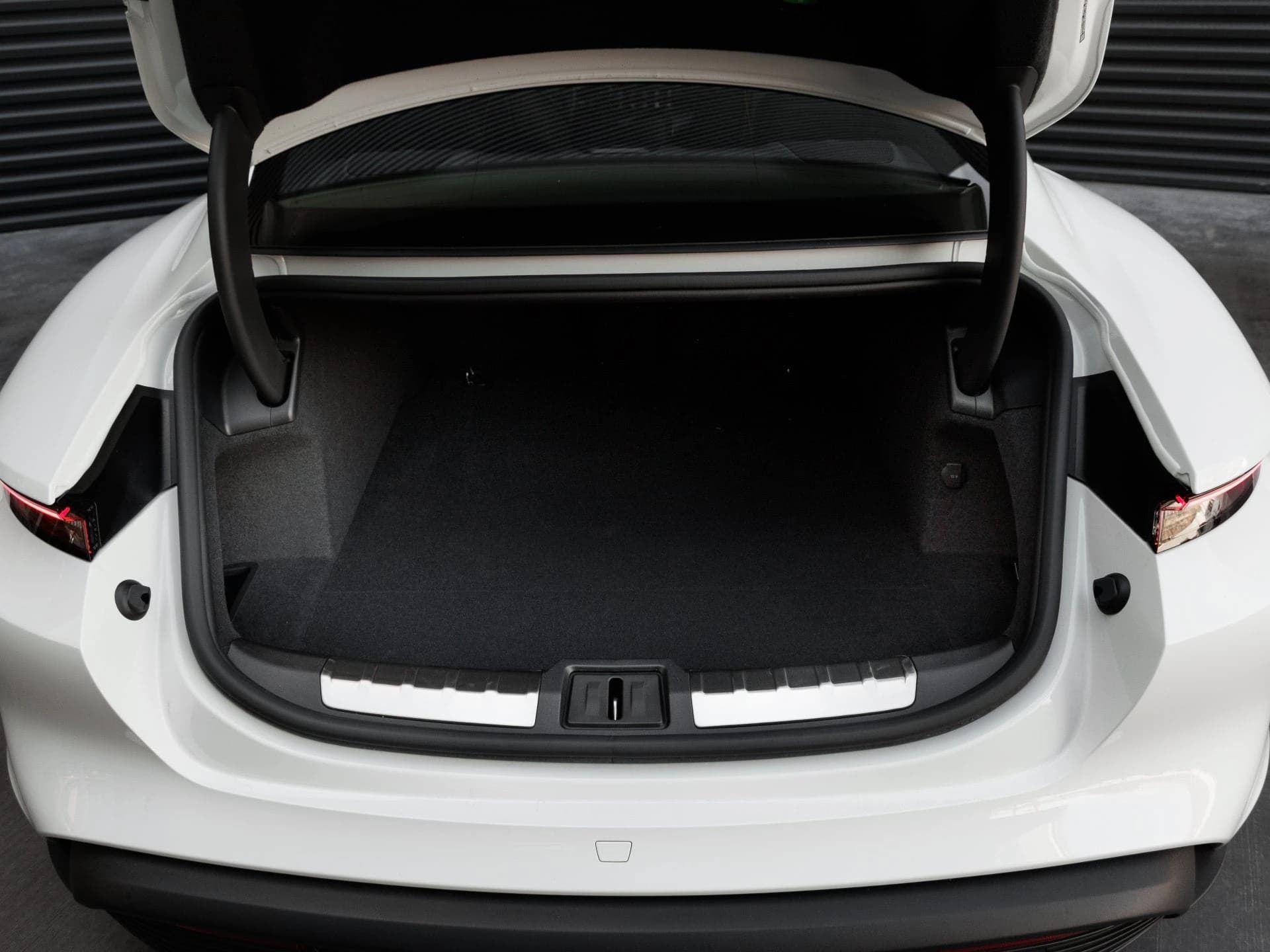 Porsche Taycan 4 AWD 2026 — side view