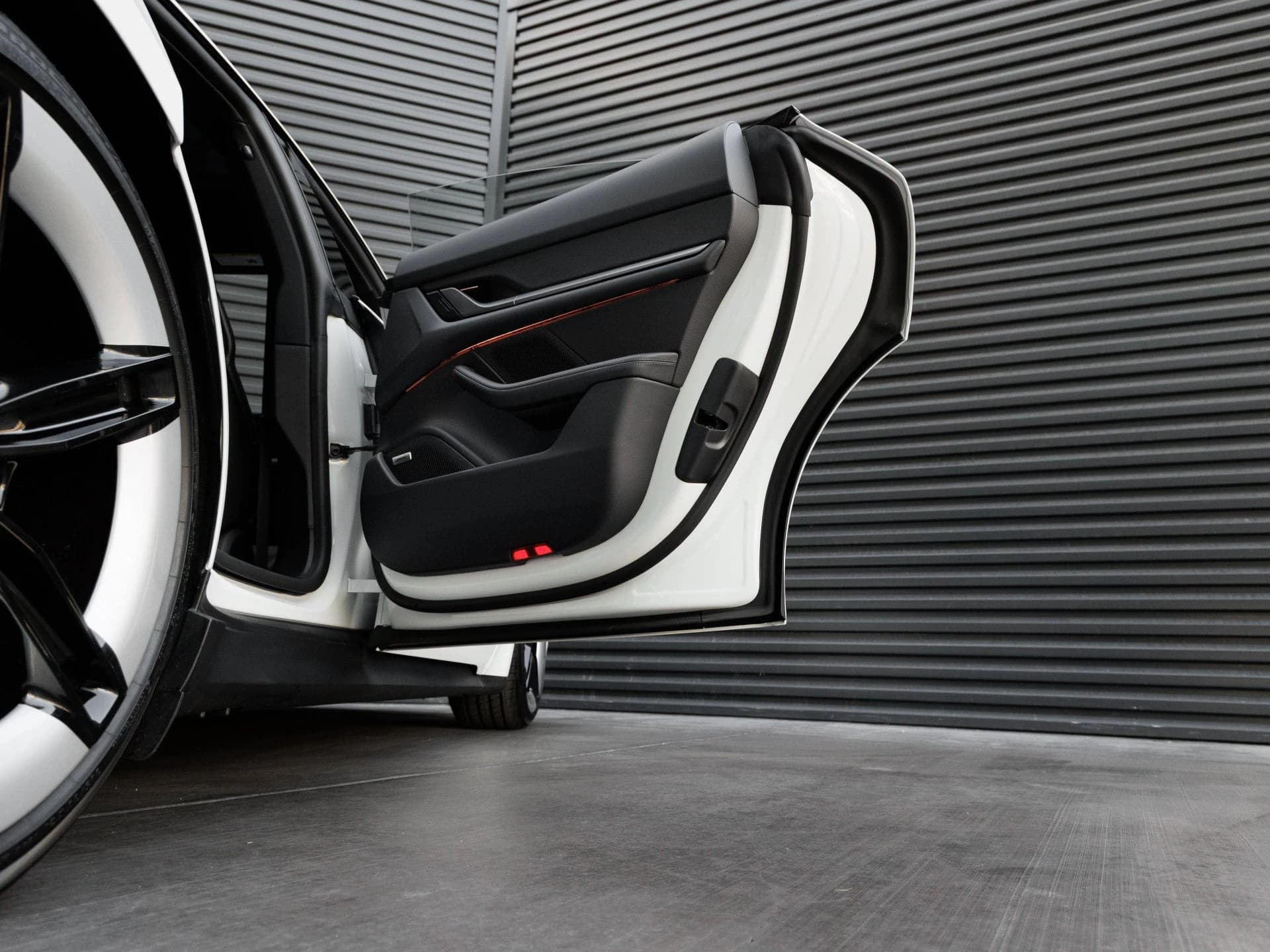 Porsche Taycan 4 AWD 2026 — side view