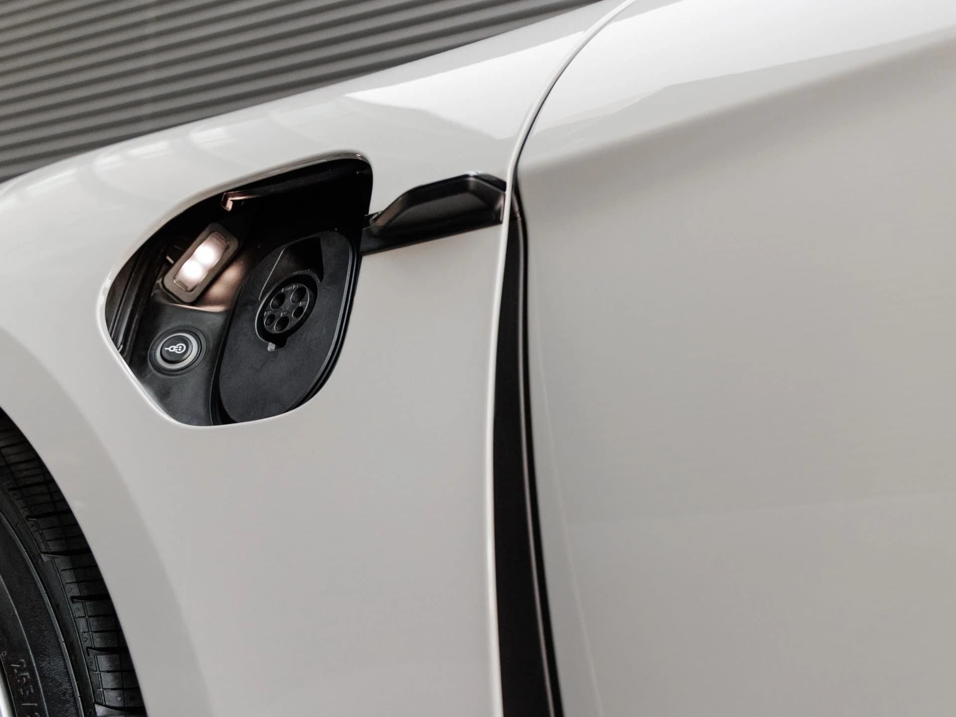 Porsche Taycan 4 AWD 2026 — side view