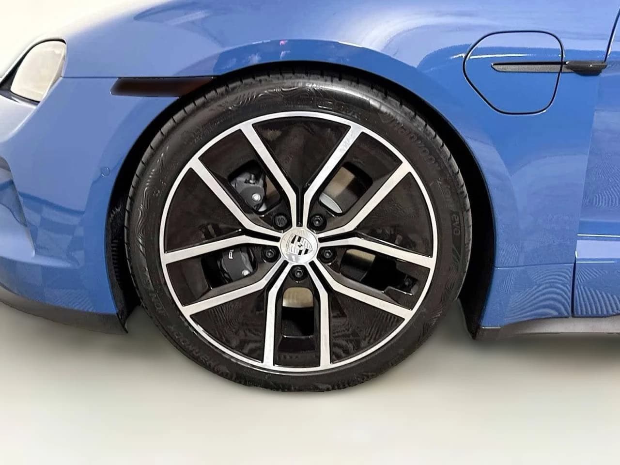 Porsche Taycan 4 AWD 2025 — side view