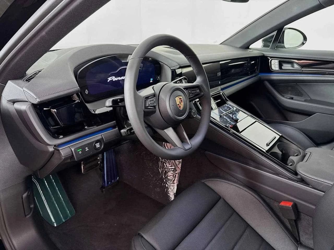 Porsche Panamera 4 AWD 2025 — side view