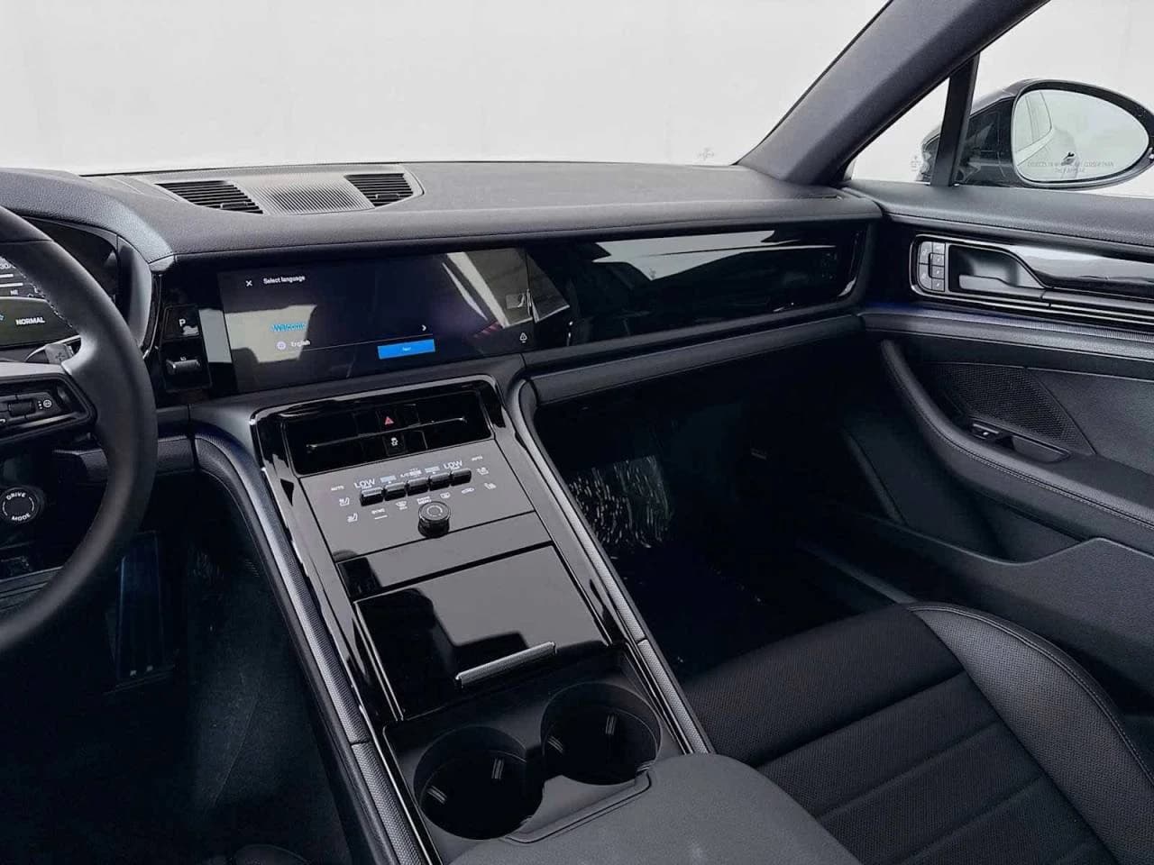Porsche Panamera 4 AWD 2025 — side view