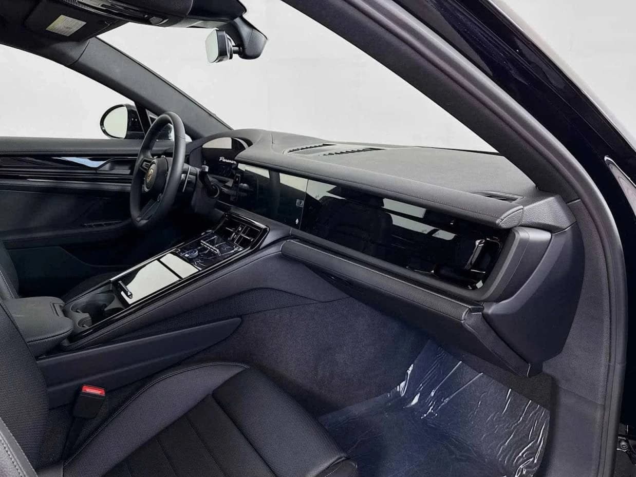 Porsche Panamera 4 AWD 2025 — side view