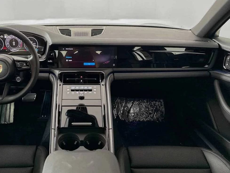 Porsche Panamera 4 AWD 2025 — side view
