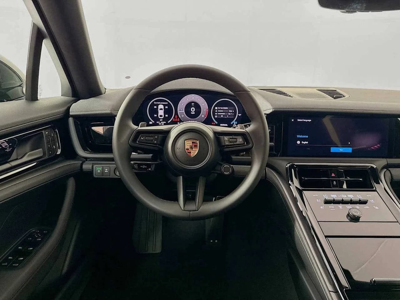 Porsche Panamera 4 AWD 2025 — side view