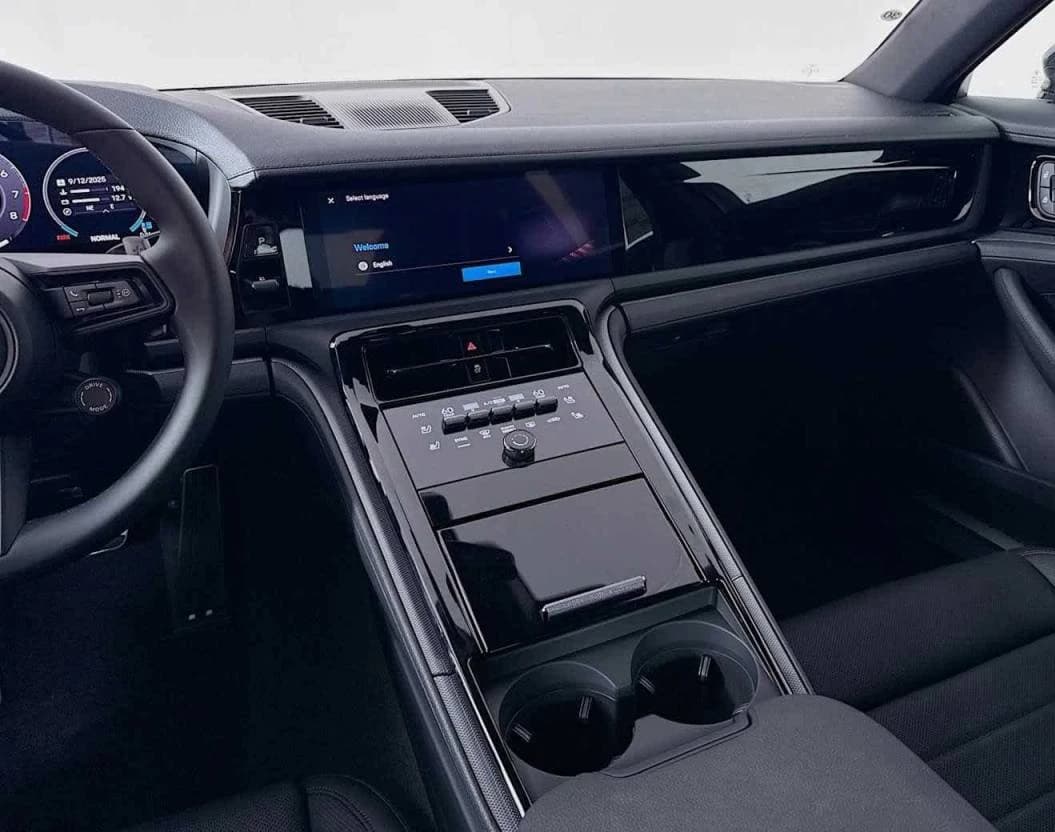 Porsche Panamera 4 AWD 2025 — side view