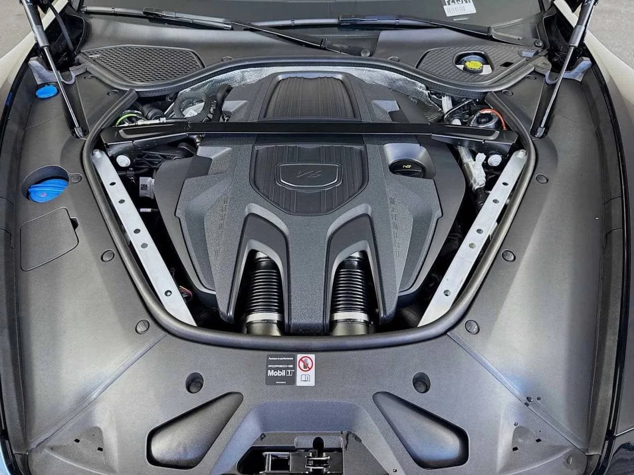 Porsche Panamera 4 AWD 2025 — side view