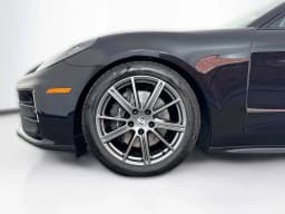 Porsche Panamera 4 AWD 2025 — side view