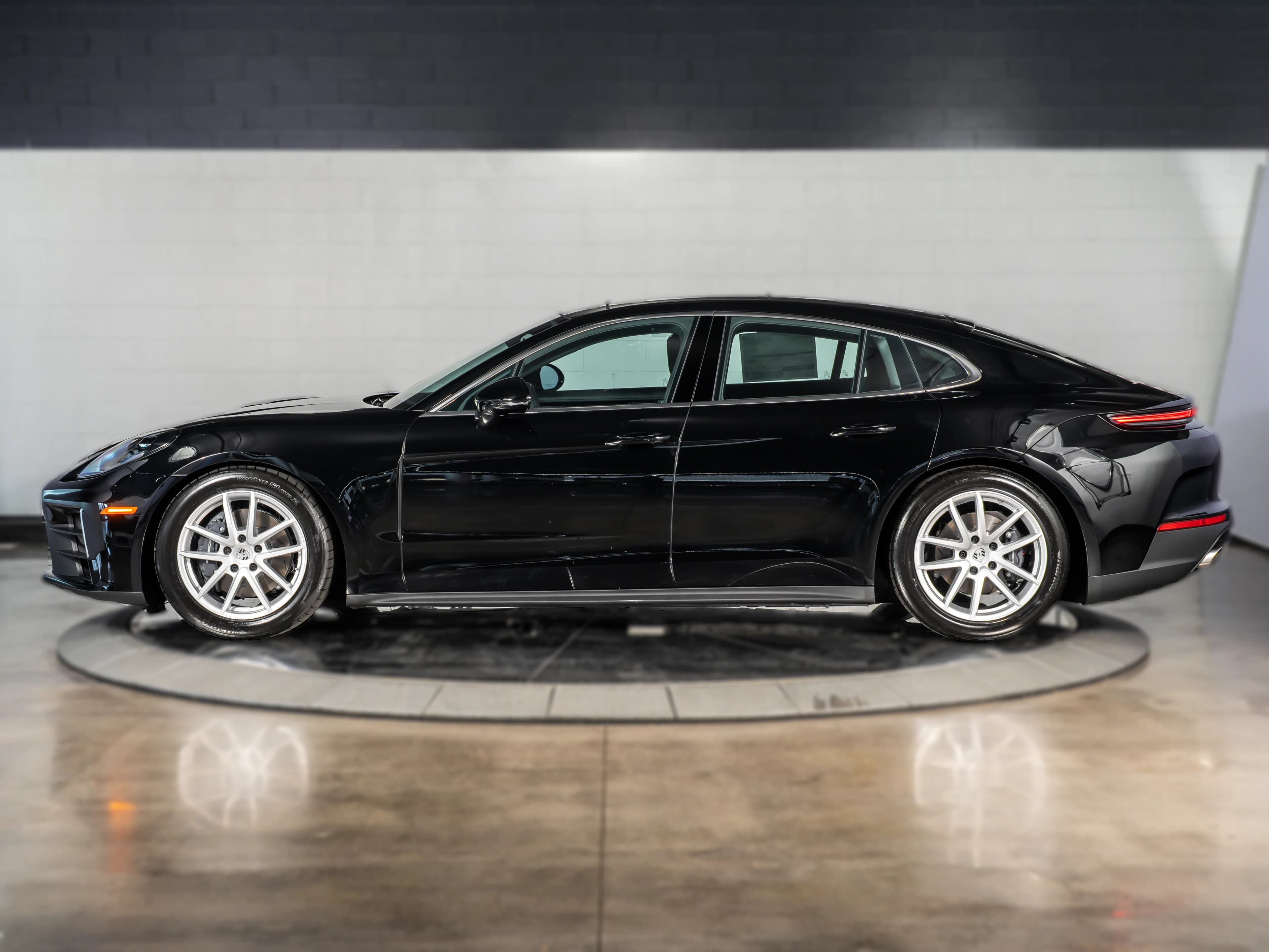 Porsche Panamera Base RWD 2026 — side view