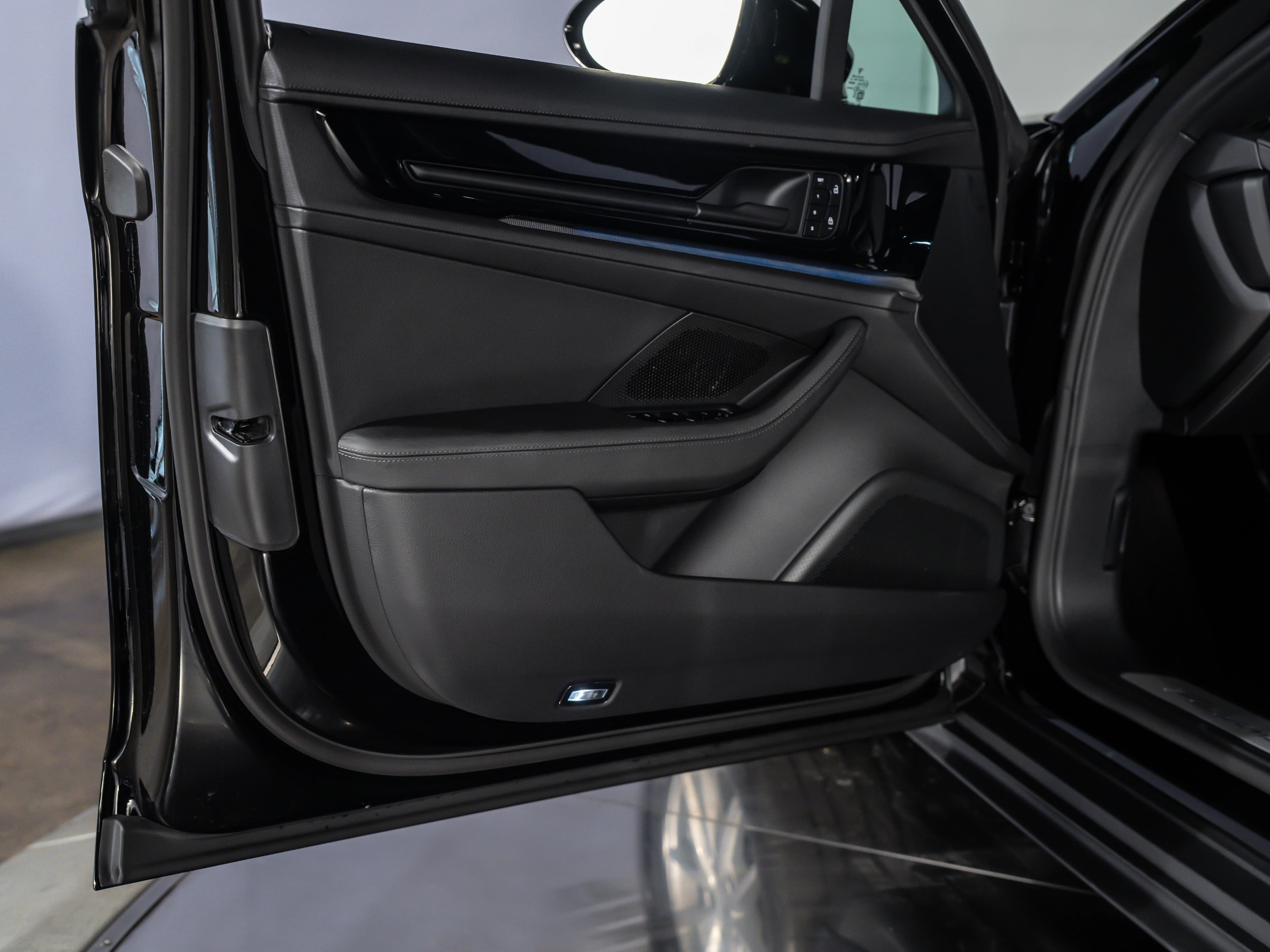 Porsche Panamera Base RWD 2026 — side view