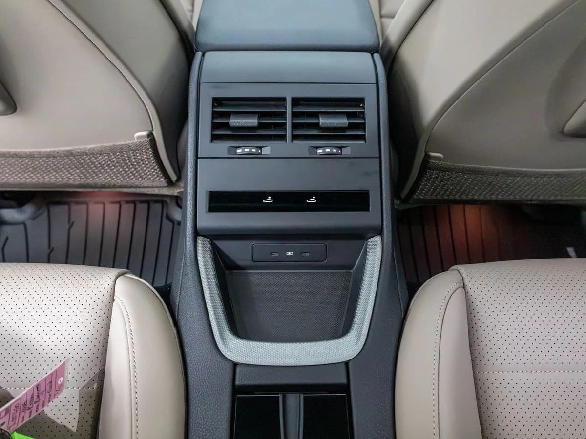 Porsche Panamera 4 AWD 2026 — side view