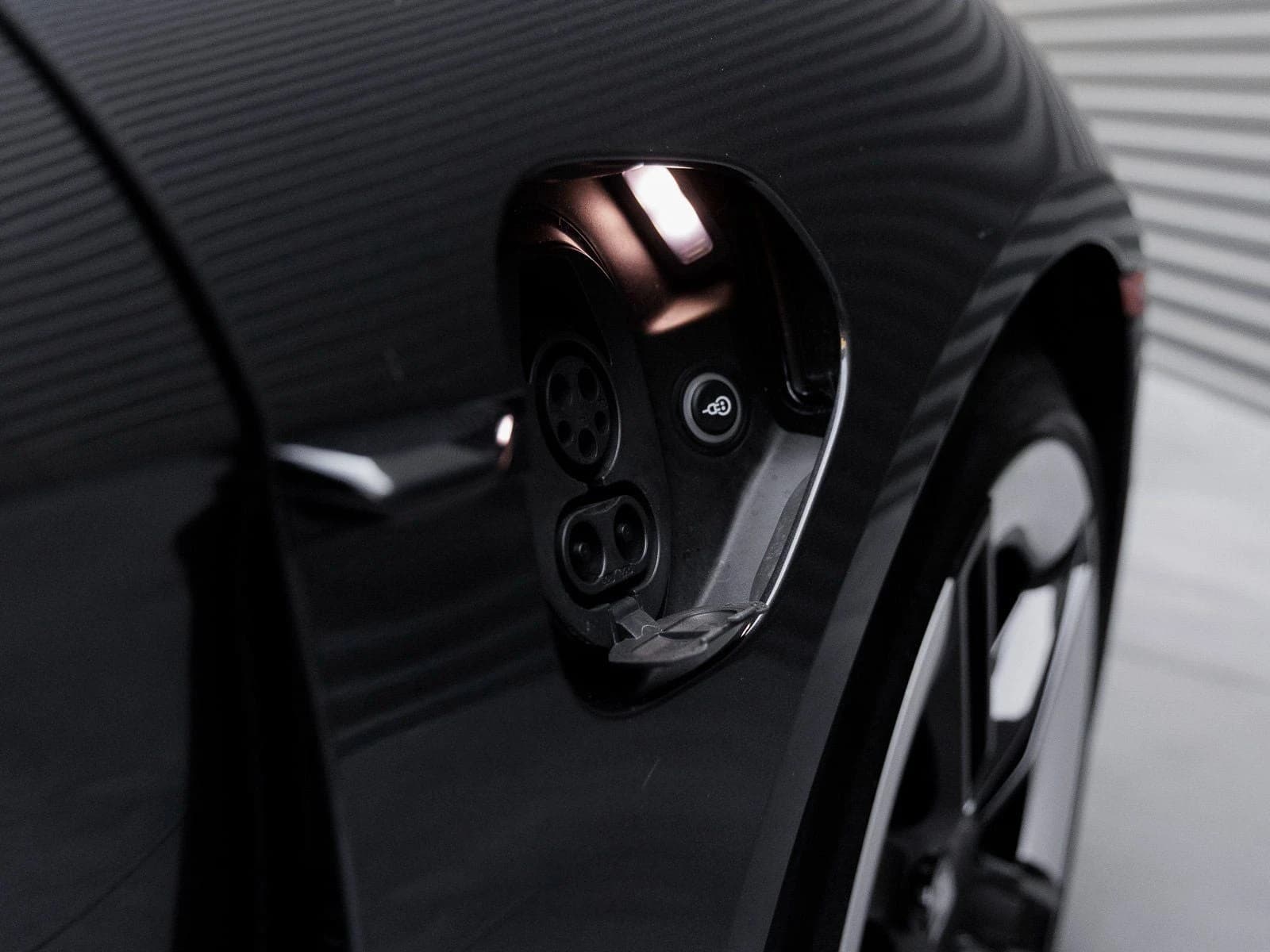 Porsche Taycan 4S AWD 2025 — side view