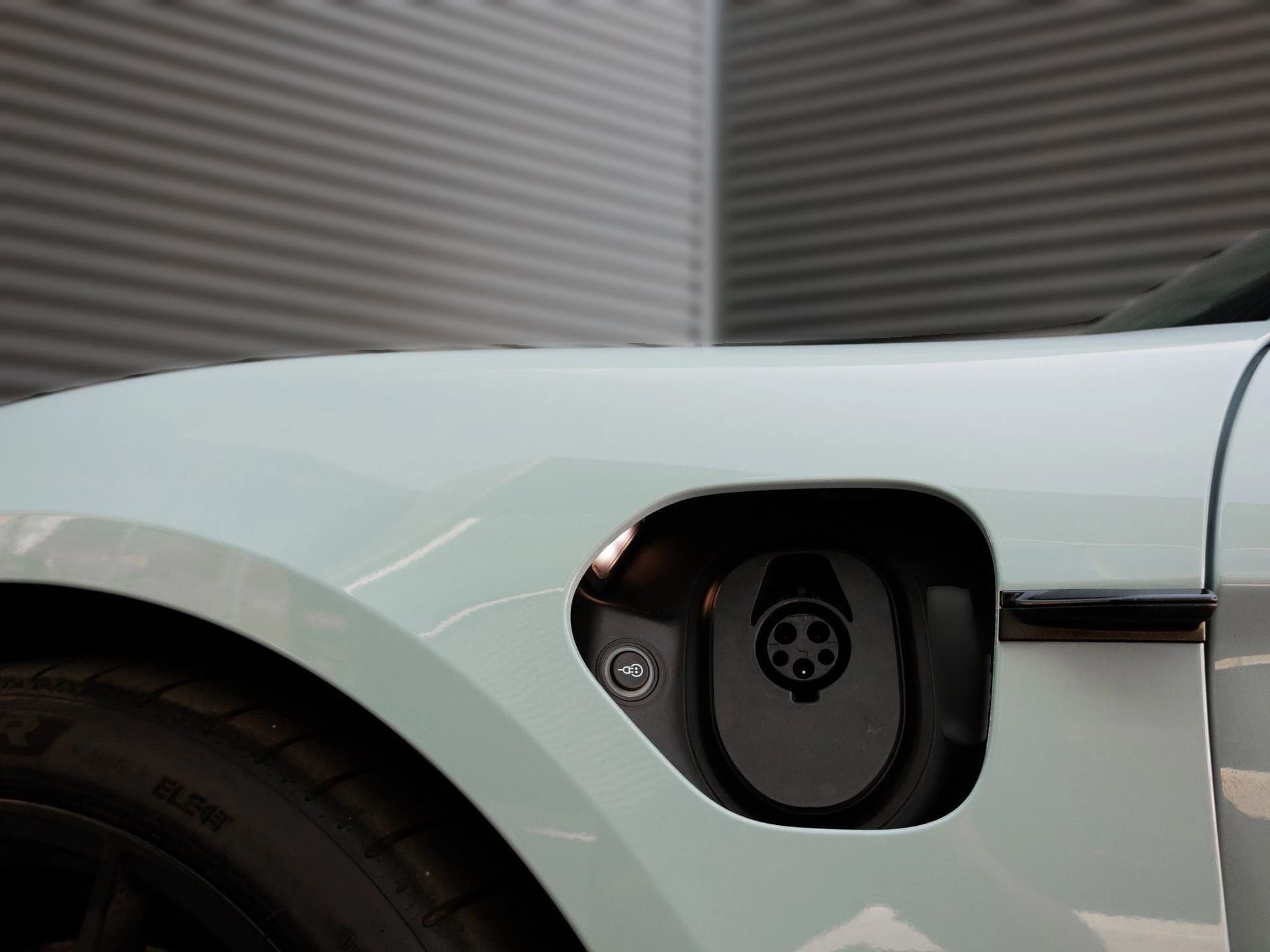 Porsche Taycan GTS AWD 2025 — side view