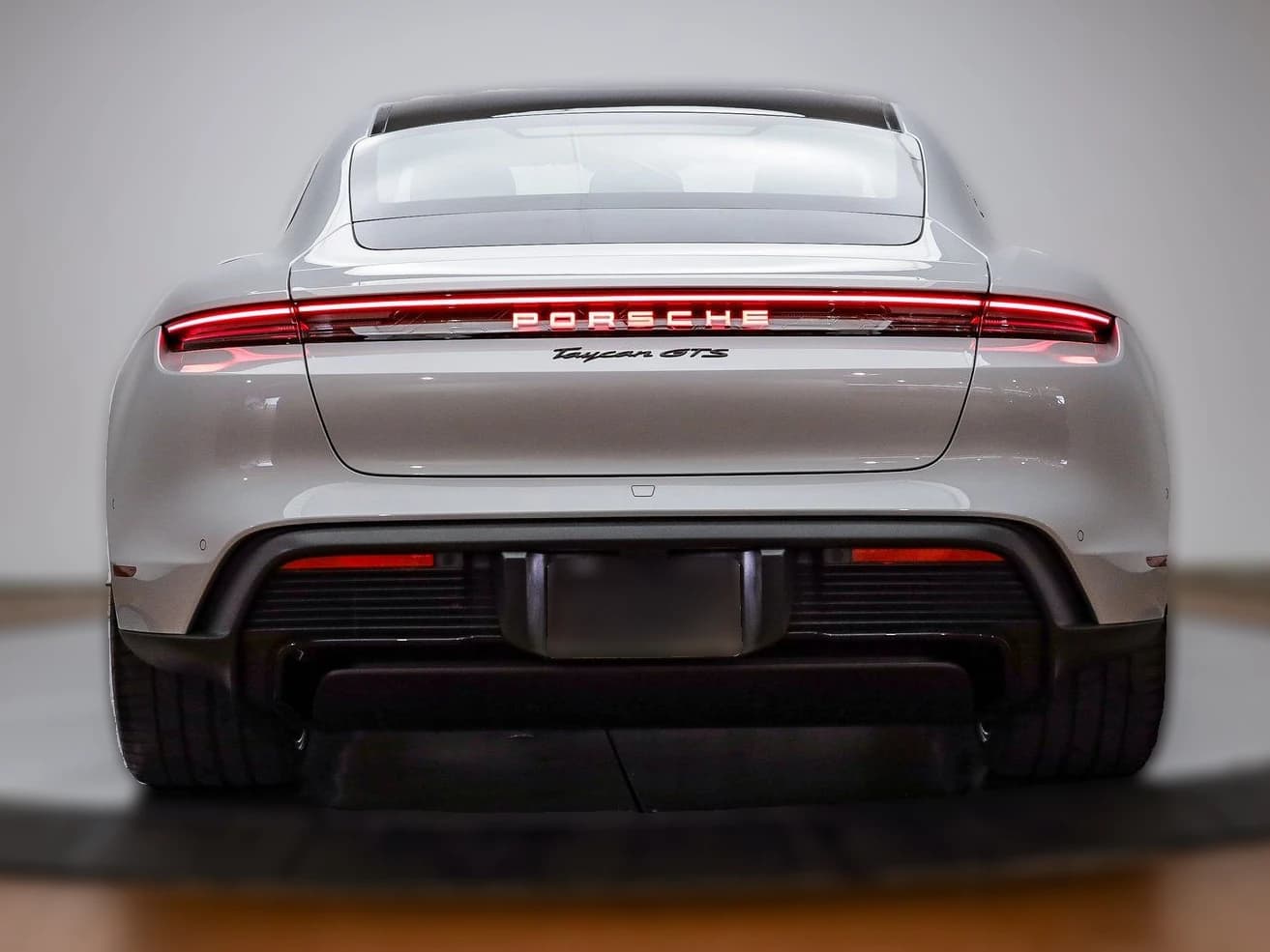 Porsche Taycan GTS AWD 2025 — side view