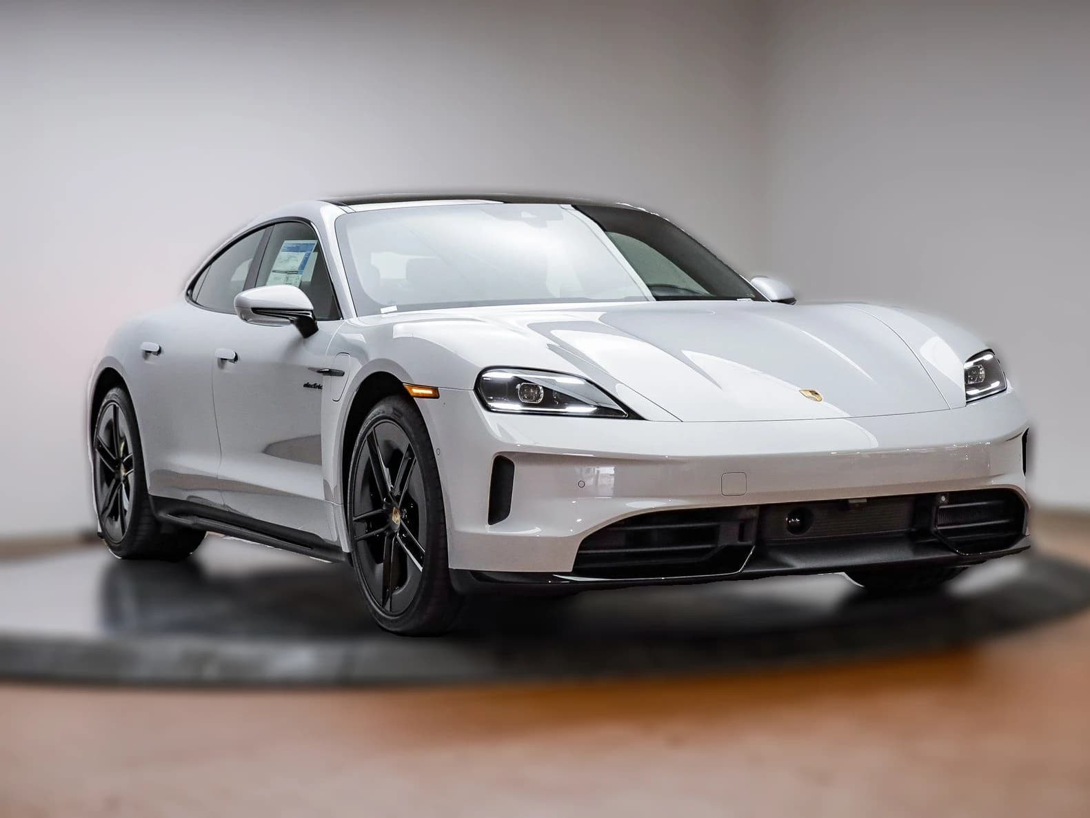Porsche Taycan GTS AWD 2025 — side view