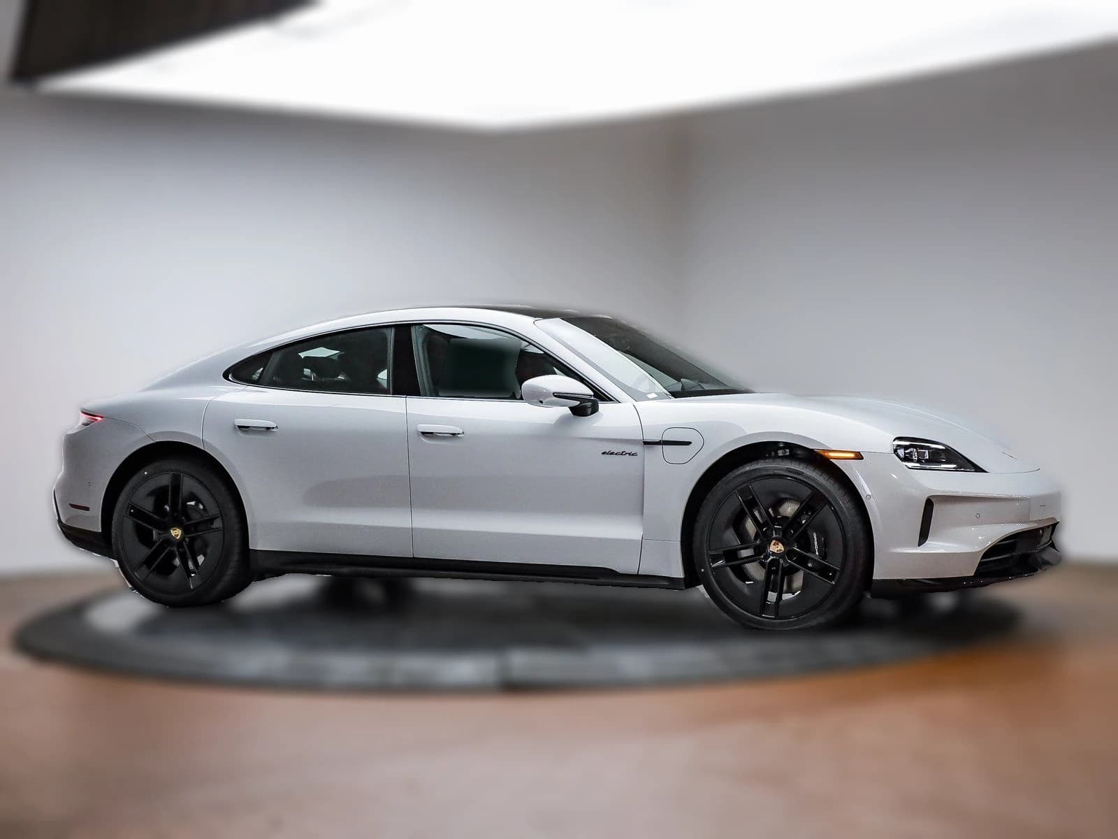 Porsche Taycan GTS AWD 2025 — side view