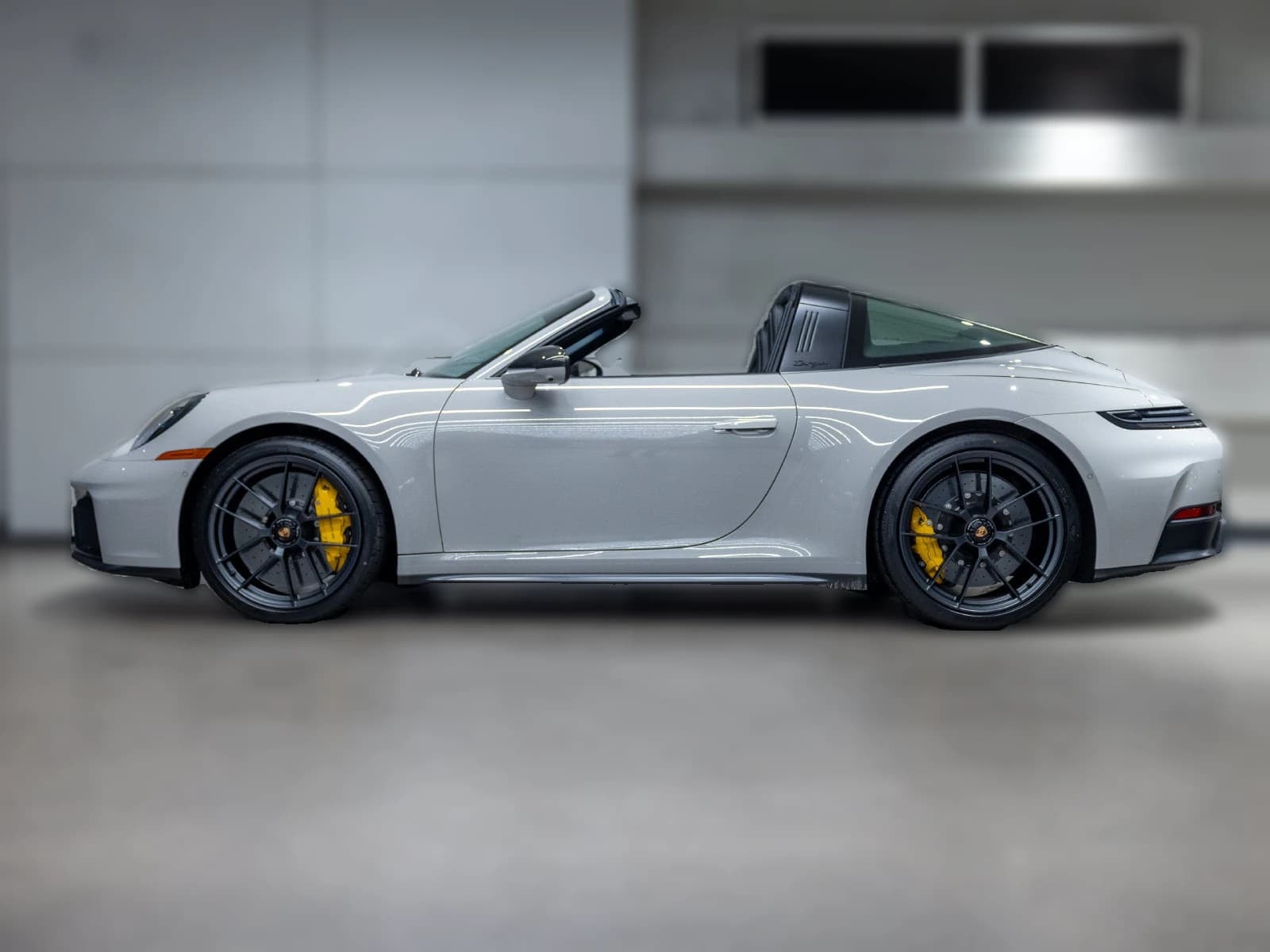 Porsche 911 4 GTS Targa 2026 — side view