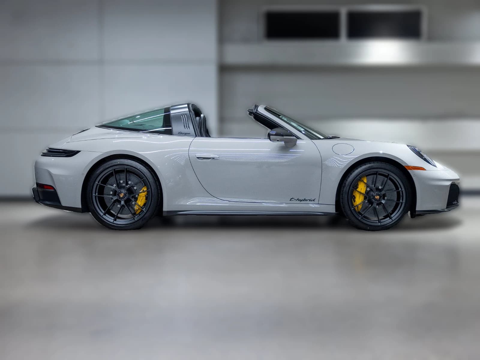 Porsche 911 4 GTS Targa 2026 — side view